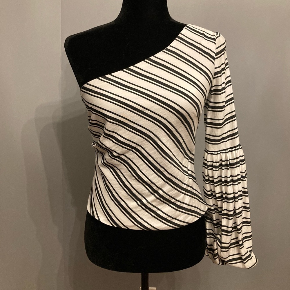 BNWT SCRIPTED One Sleeve Black & White Top, size XS